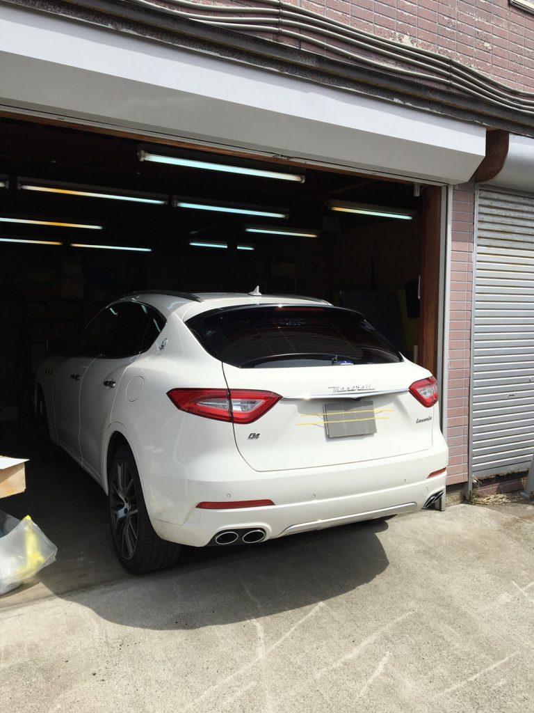 マセラティ レヴァンテ カーフィルム貼り付け